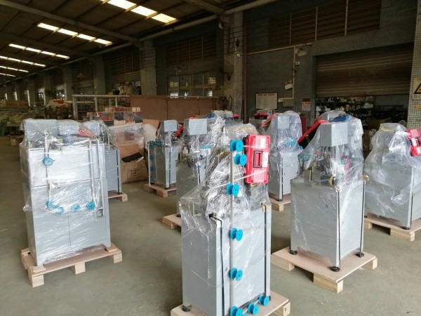 Busy Packing And Producing For Zhenyu Zipper Machine